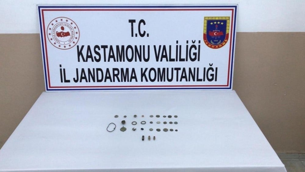 Aracın yakıt deposundan tarih fışkırdı 