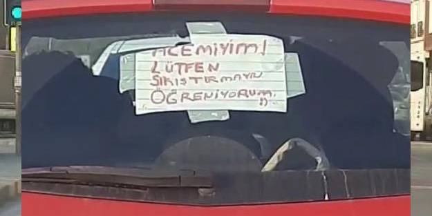  Aracına "Acemiyim, lütfen sıkıştırmayın öğreniyorum" yazdı, trafiğe çıktı