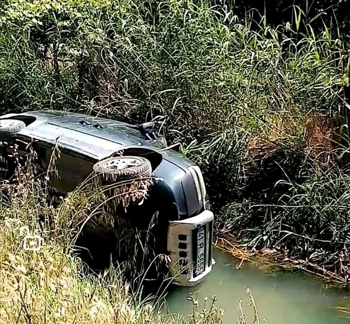 Aracına giren arı yüzünden direksiyon hakimiyetini kaybetti dereye yuvarlandı 