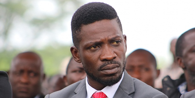 Aracında basın toplantısı yapıyordu! Devlet başkanı adayını sürükleyerek dışarı çıkardılar