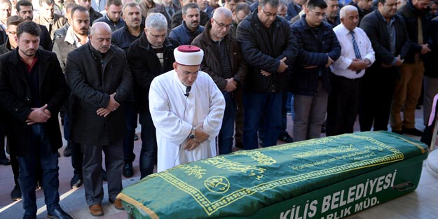 Aracında ölü bulunan polis memuru toprağa verildi