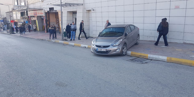 Aracını kaldırıma park ettiği düşünüldü ama işin rengi bambaşka çıktı!