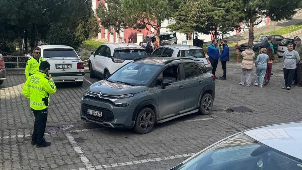 Aracını park ederken kocasını ezdi