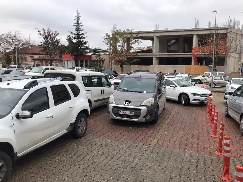 Aracını park ettiği yerden çıkaramayınca bu notu yazdı 