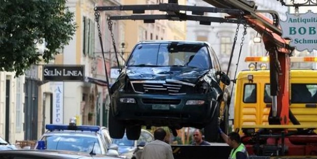 Aracını yayaların üzerine sürdü: 3 ölü