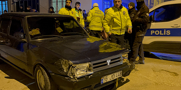 Aracıyla bina duvarına ve park halindeki otomobile çarpan sürücü firar etti