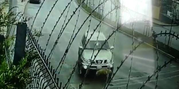 Sokaklar köpekler için güvenli değil! Aracıyla iki köpeği metrelerce sürükledi: Dehşet anları kameraya yansıdı