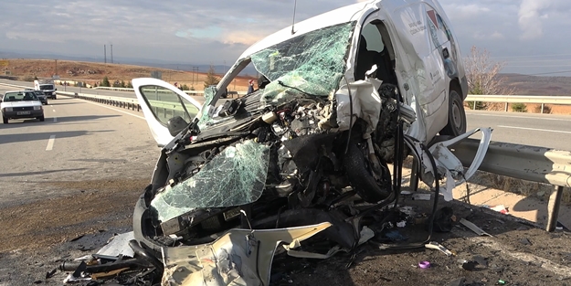 Aracıyla ters yöne girince canından oldu