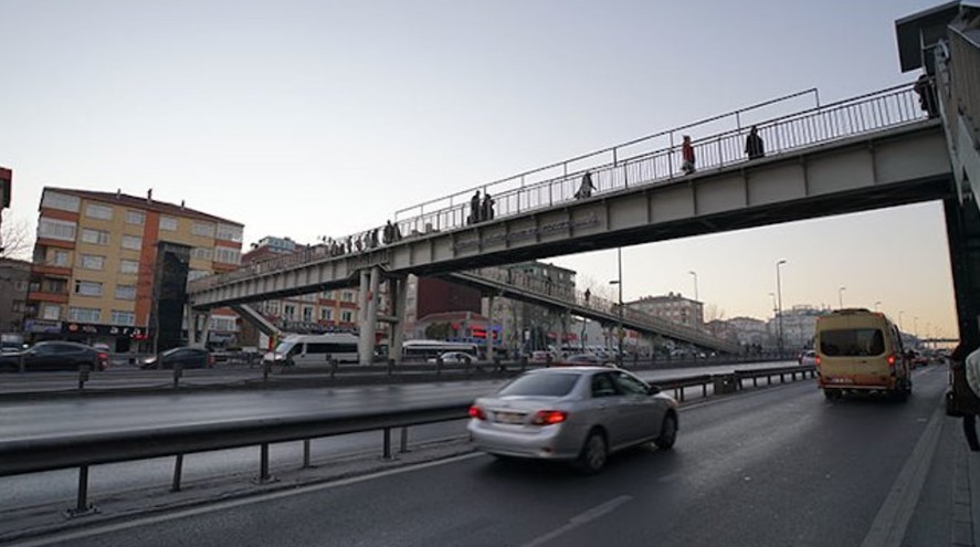 Aracıyla üst geçitteki çocuğu yaraladı!
