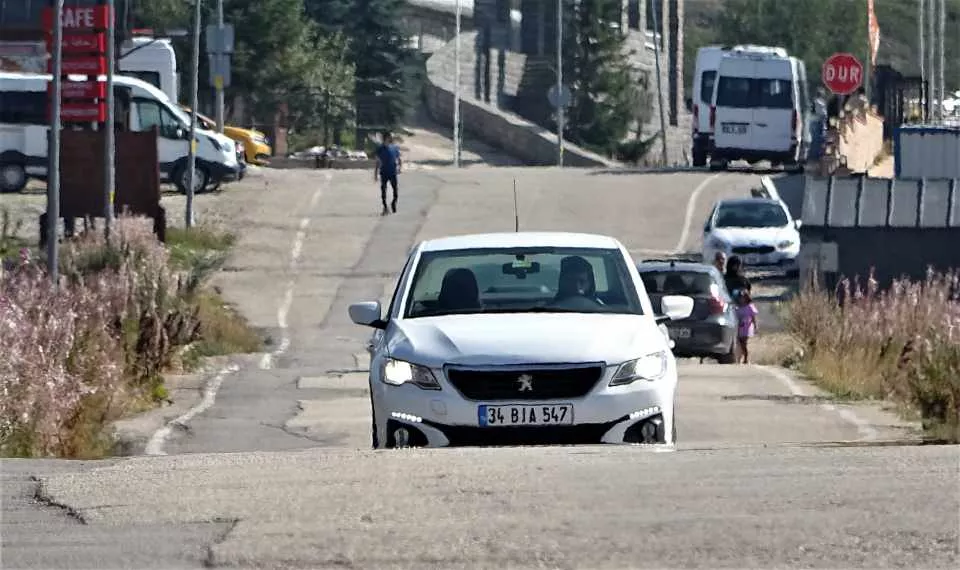 Araçlar bu yolda rampa yukarı kendi kendine gidiyor! O ilimizde büyük şaşkınlık