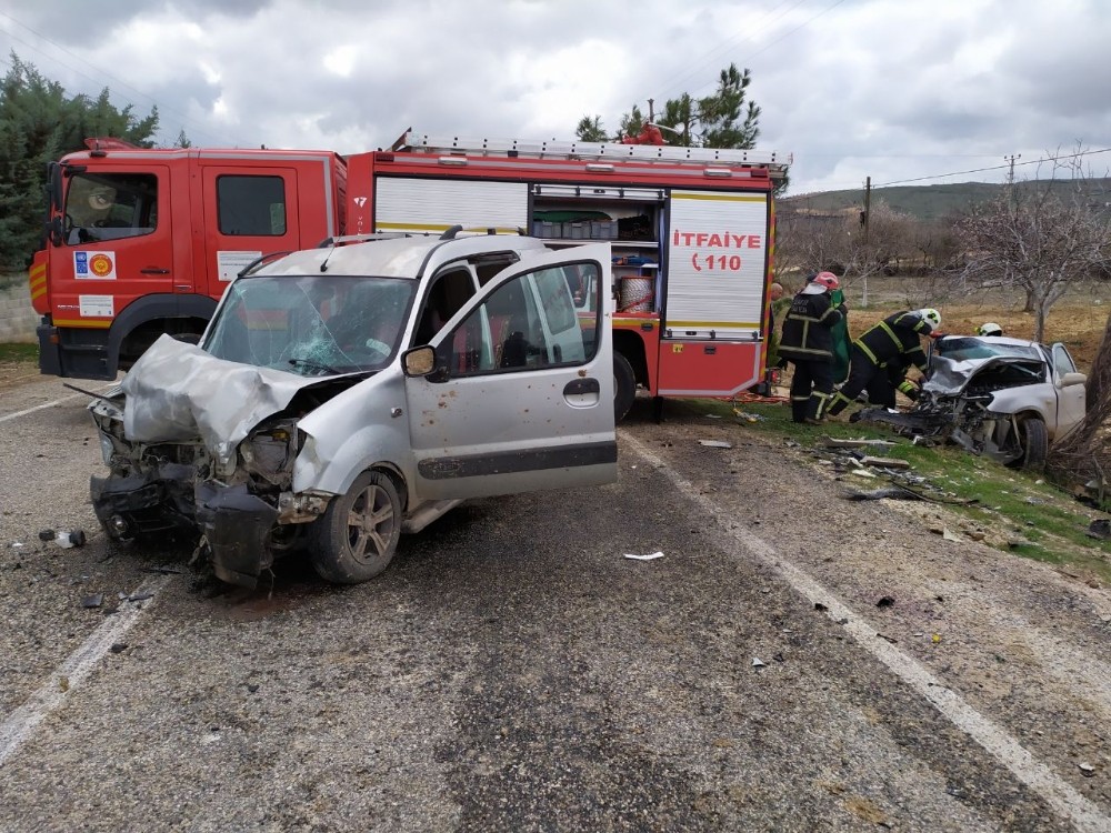 Araçlar kafa kafaya çarpıştı: 1 ölü, 6 yaralı 
