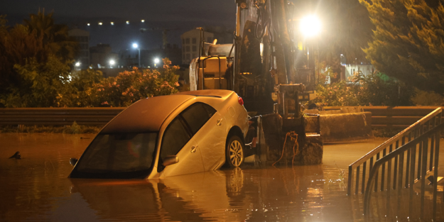Araçlar suya gömülmüştü! Kurtarıldı