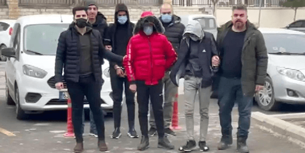Araçlardan akü çalan 3 kişi böyle yakalandı