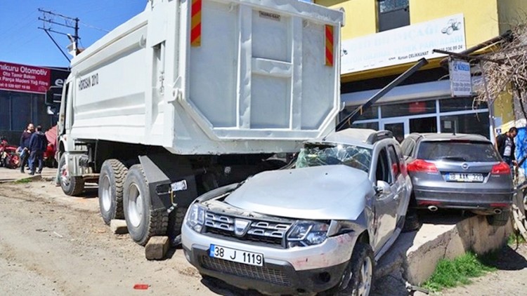 Araçları biçti, iş yerlerine daldı: Kayseri’de freni boşalan kamyon dehşet saçtı