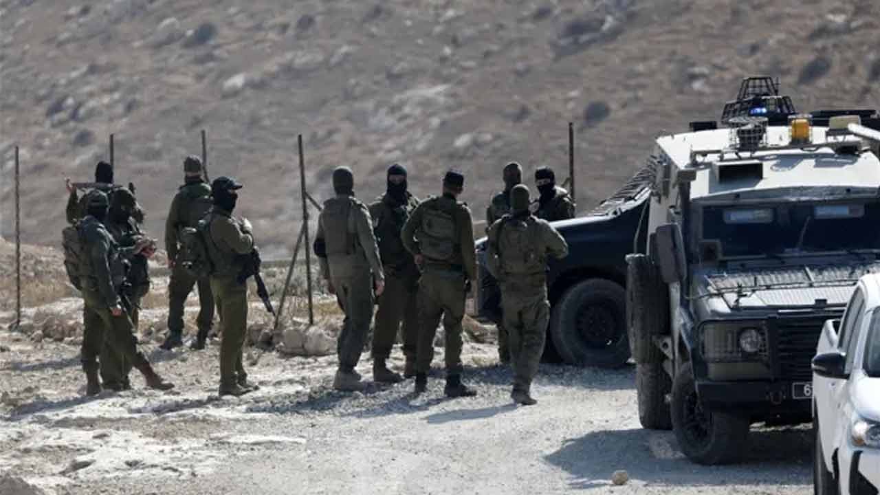 Araçları yakıp ırkçı sloganlar yazdılar