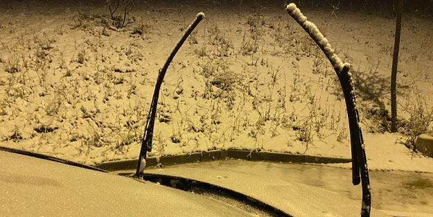 Araçların camları buz tuttu