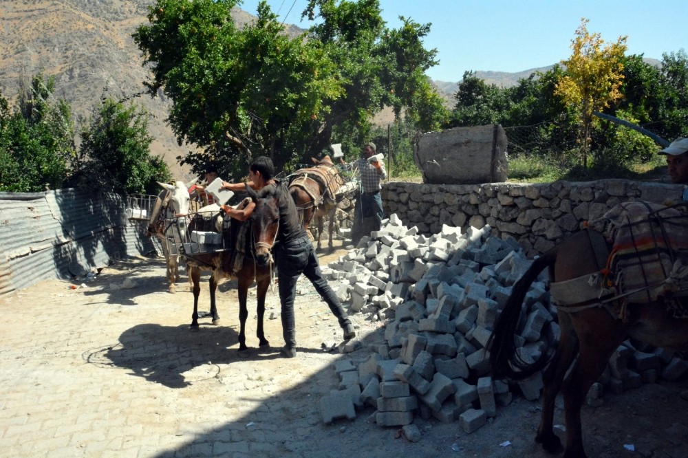 Araçların giremediği yerlere katırlarla taş taşındı 