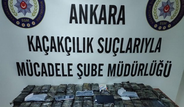 Araçların gizli bölmesinden 300 bin liralık telefon çıktı
