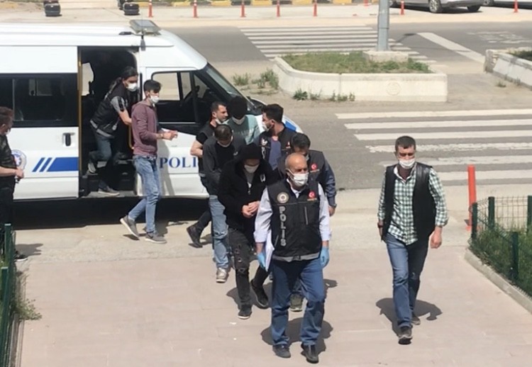 Araçlarında uyuşturucuyla yakalanan şüpheliler adli kontrolle serbest 