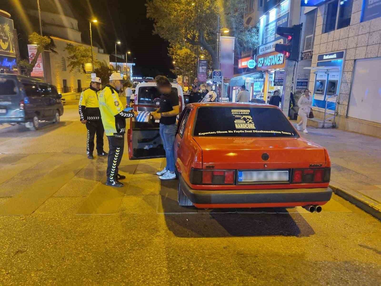 Araçlarında yüksek sesle müzik dinlediler, polis cezayı kesti