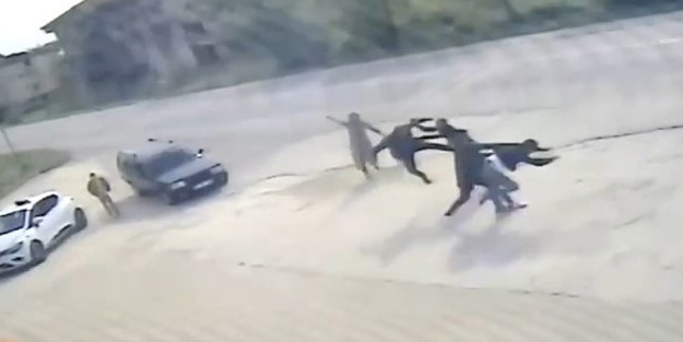 Araçlarını yol kenarına çekip kavgaya tutuştular! Tekme tokat kavga anı kamerada