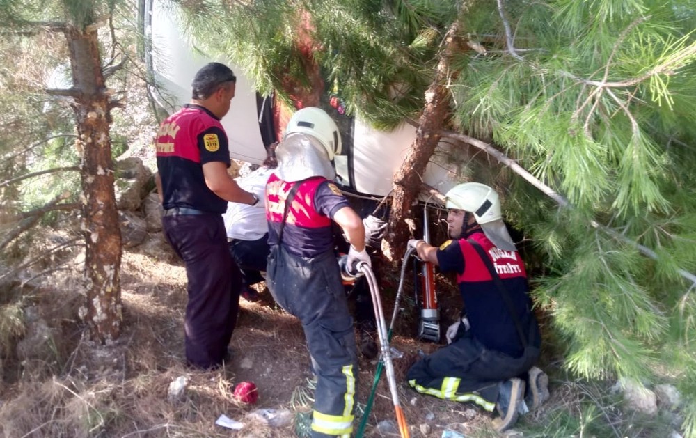 Araçta sıkışan sürücüyü itfaiye kurtardı 