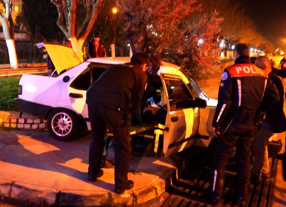 Araçta sıkışan sürücüyü polis ve sağlık ekipleri kurtardı 