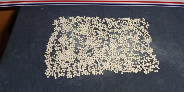 Araçtan bin 827 adet uyuşturucu çıktı