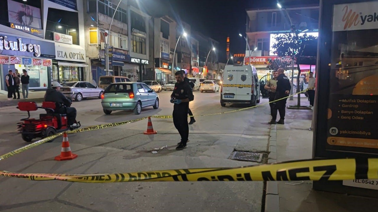Araçtan inerken yanlışlıkla kendini vurdu!