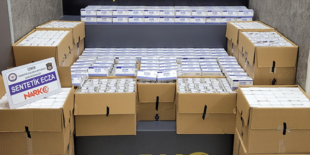 Araçtan on binlerce kırmızı reçeteye tabi hap çıktı