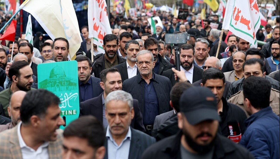 Aradaki farka bakın! Netanyahu sığınakta Pezeşkiyan meydanda