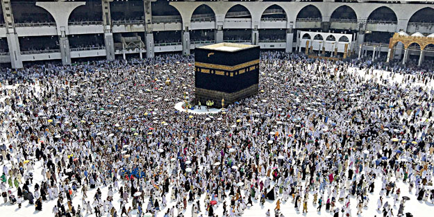 Arafat mahşeri ihram kefeni hatırlatıyor