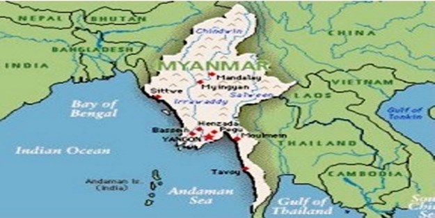 Arakan'da polis camileri bastı