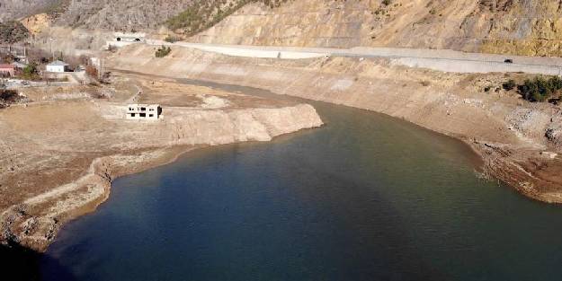 Aralarında 67 km mesafe olan iki barajın su seviyeleri şaşırtıyor