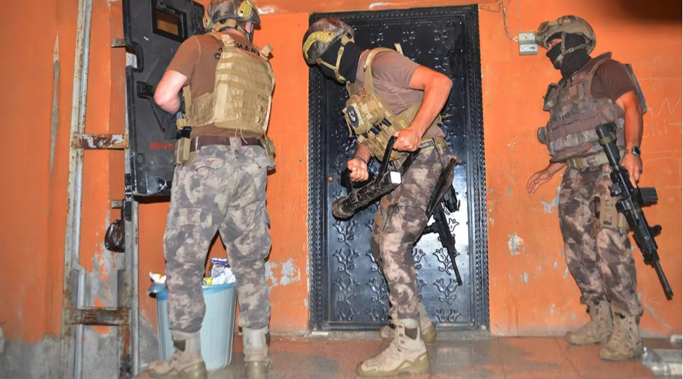 Aralarında eski HDP'li belediye başkanı da var! Diyarbakır'da terör örgütü PKK operasyonu