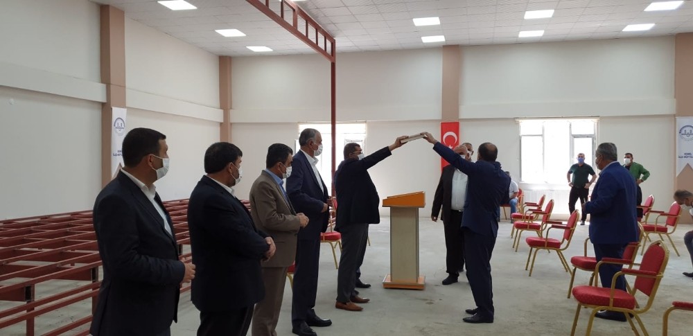 Aralarında husumet bulunan aileler, sosyal mesafeye uyup maske takarak barıştı 