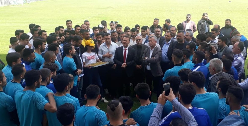 Aralarında soğuk rüzgarlar esen Serdar Aksoy ve Tahir Şahin aynı karede 