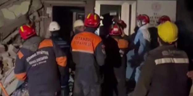 Arama kurtarma çalışmaları sırasında panik dolu anlar! Bir anda binadan çıktı ekipler alanı terk etti