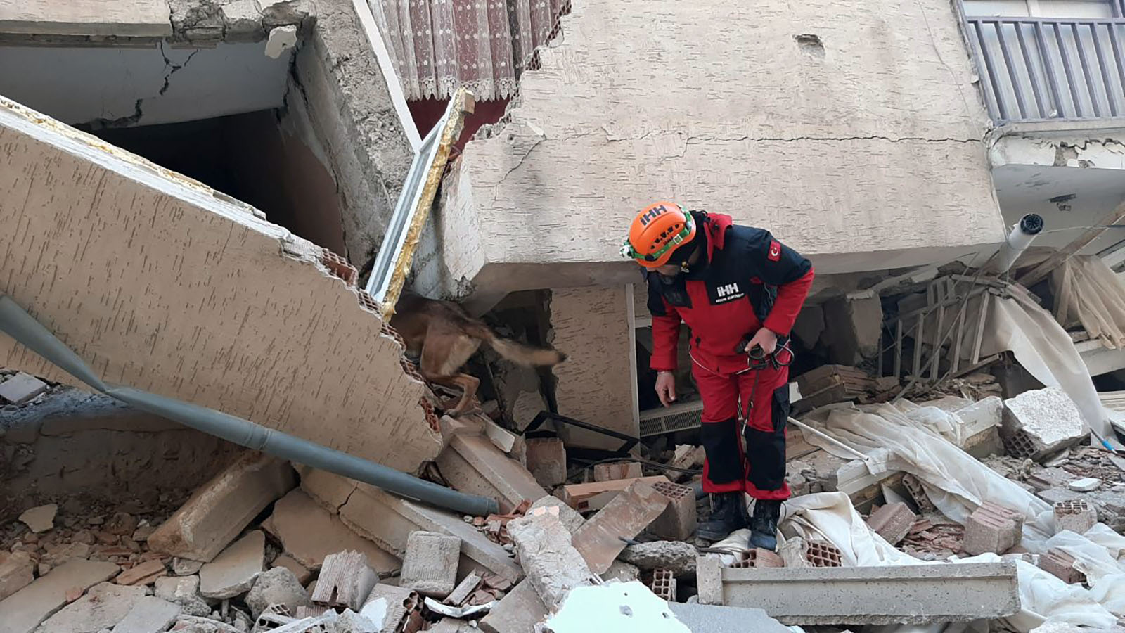 Arama Kurtarma Köpeği Altar’dan büyük başarı