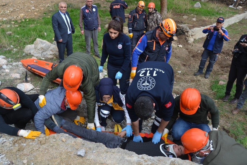 Arama ve kurtarma tatbikatı gerçeğini aratmadı 