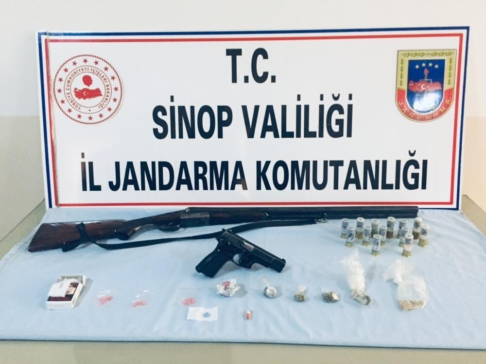 Aranan adreslerden ruhsatsız silah ve uyuşturucu çıktı 