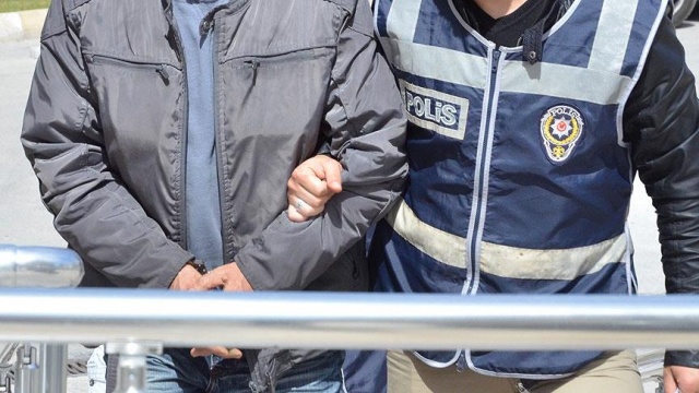 Aranan FETÖ/PDY şüphelileri İzmir'de enselendi
