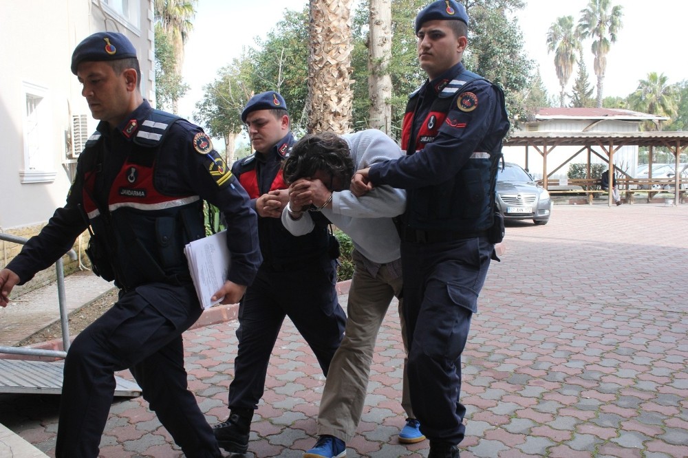 Aranan şahıs için baskın yaptıkları evde uyuşturucu tarlasıyla karşılaştılar 