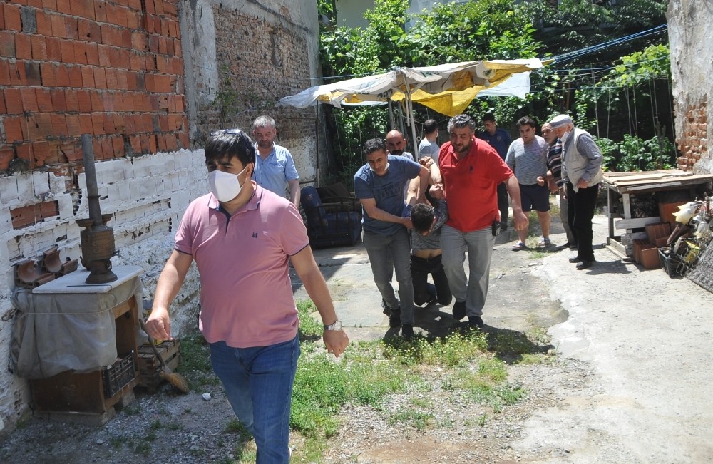 Aranan şahıs örümcek adam gibi çatıdan çatıya uçtu ama polisten kaçamadı 