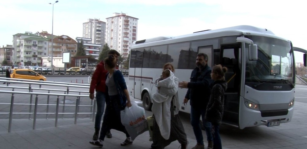 Aranan şahıs polisi görünce birinci kattan atladı 