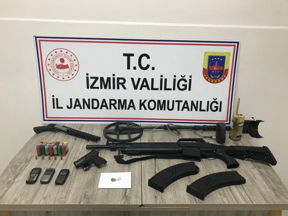 Aranan şahısların üzerlerinden çıkanlar şoke etti 