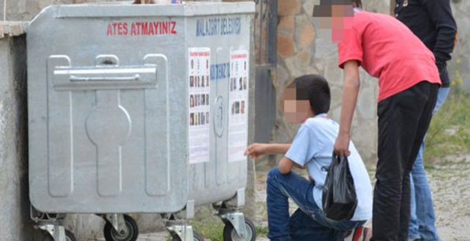 Aranan teröristler afişlerle duyuruluyor