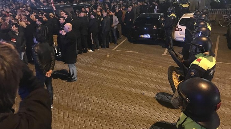 Arap gazeteciler Hollanda'ya ayar verdi