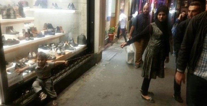 Arap kadın turist Taksim'de çocuğunu ipe bağlayarak gezdi