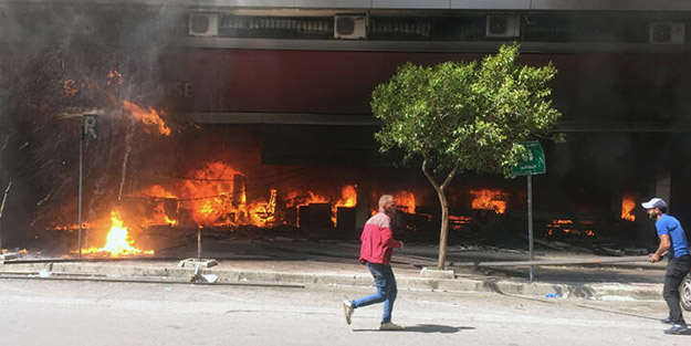 Arap ülkesinden şoke eden görüntüler! Bankalar ateşe verildi, polisler linç edilmek istendi